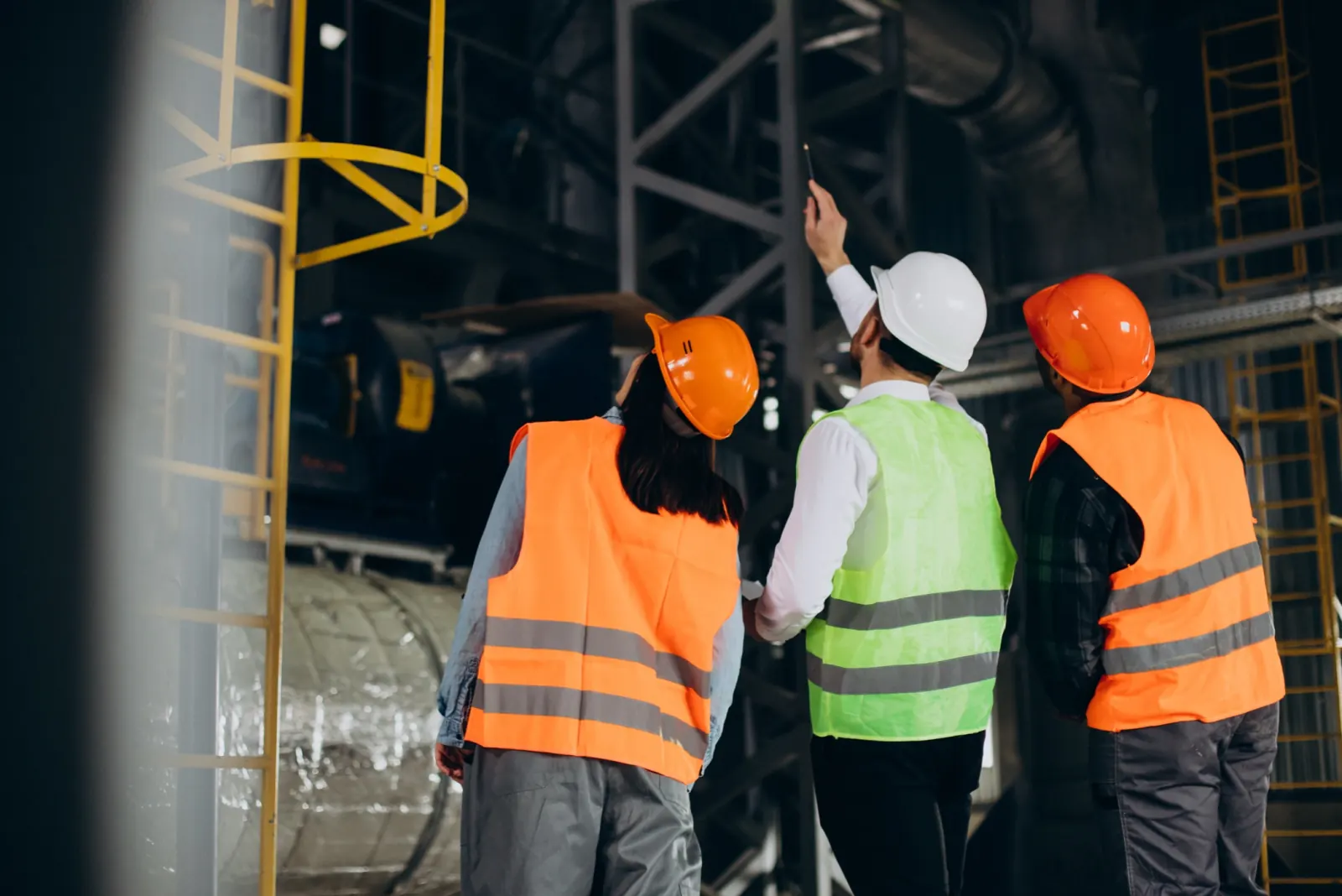 Foto/vídeo: inspetor usando aparelho de ultrassom Flaw Detector sobre chapa de aço, tela do equipamento visível
