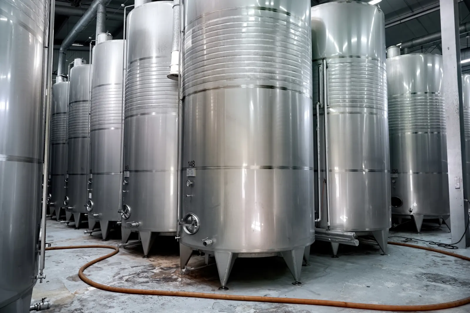 Foto: caldeira ou vaso de pressão industrial com engenheiro fazendo medição de espessura por ultrassom