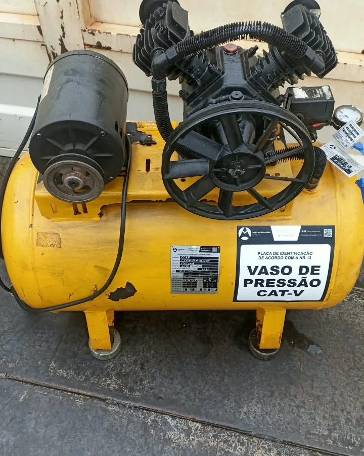 Compressor de ar com reservatório identificado pela AM Engenharia: placa de identificação NR-13 e placa de categoria Vaso de Pressão CAT-V